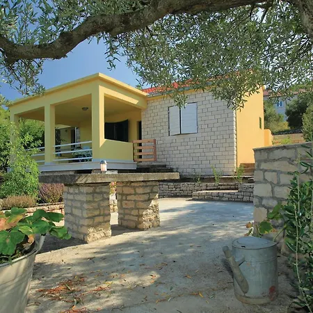 3 Bedroom Lovely In Holiday home